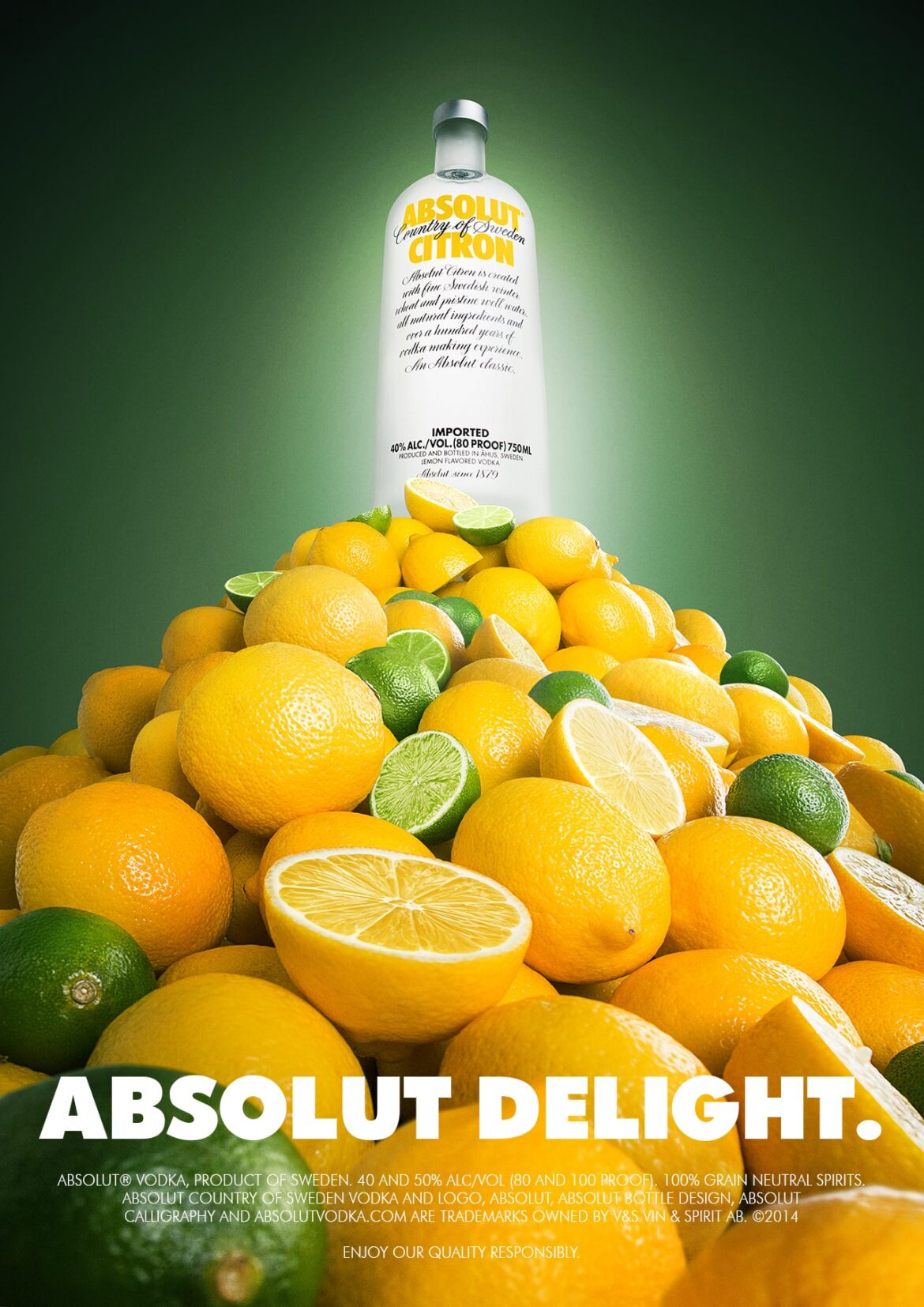 Гора лимонов и лаймов с бутылкой водки Absolut Citron на вершине на темно-зеленом фоне. Текст внизу гласит ABSOLUT DELIGHT.