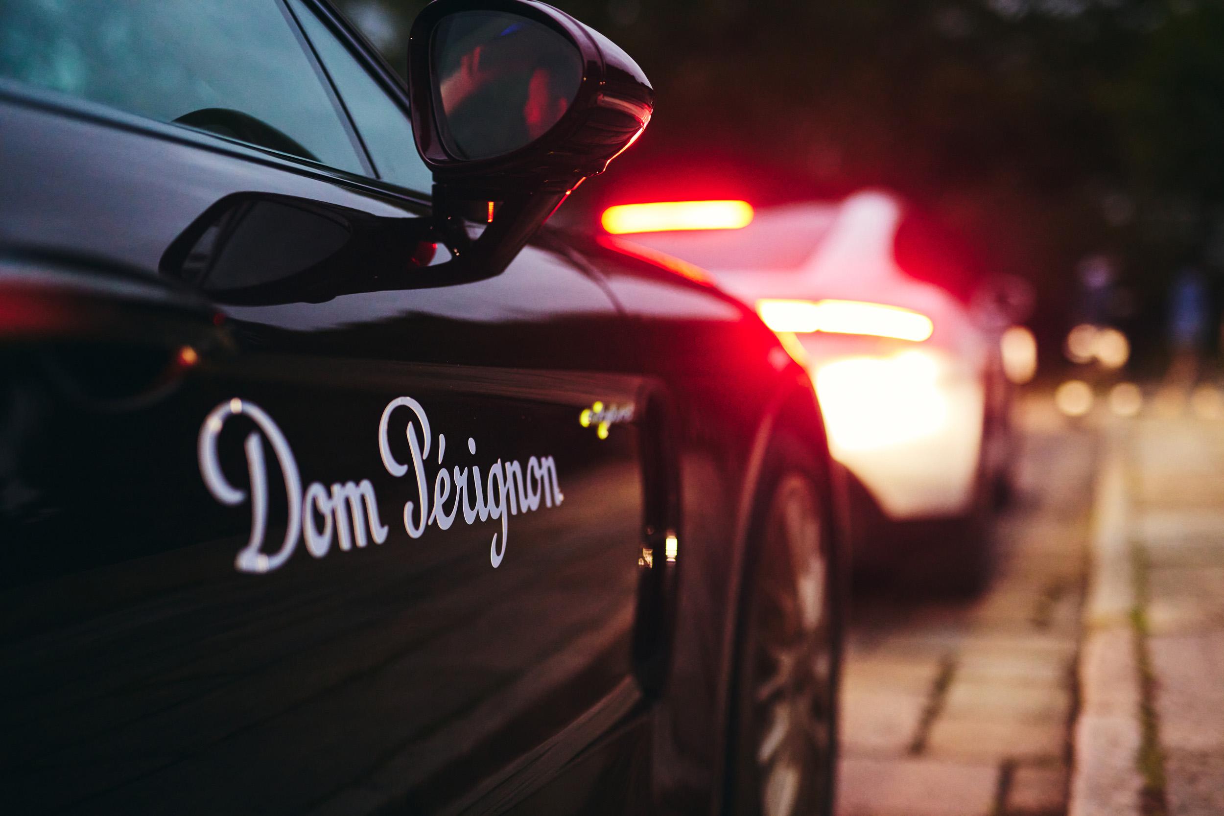 Крупный план логотипа Dom Perignon на автомобиле Porsche