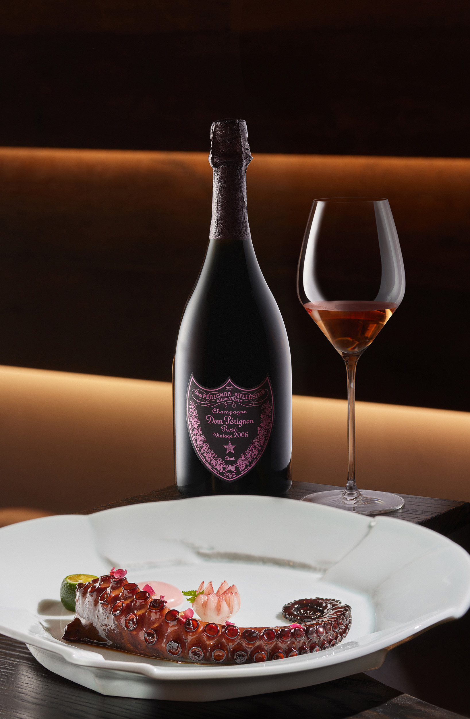 Щупальца осьминога грилль с бокалом Dom Perignon Rose.