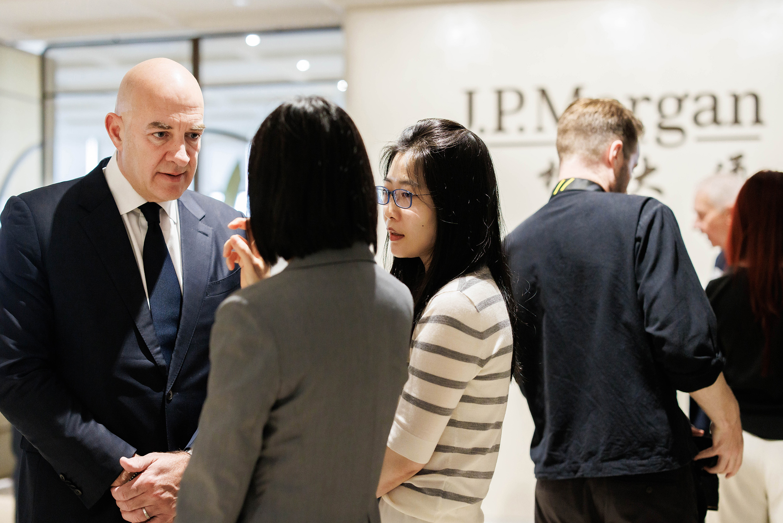 Участники конференции J.P. Morgan знакомятся в перерыве