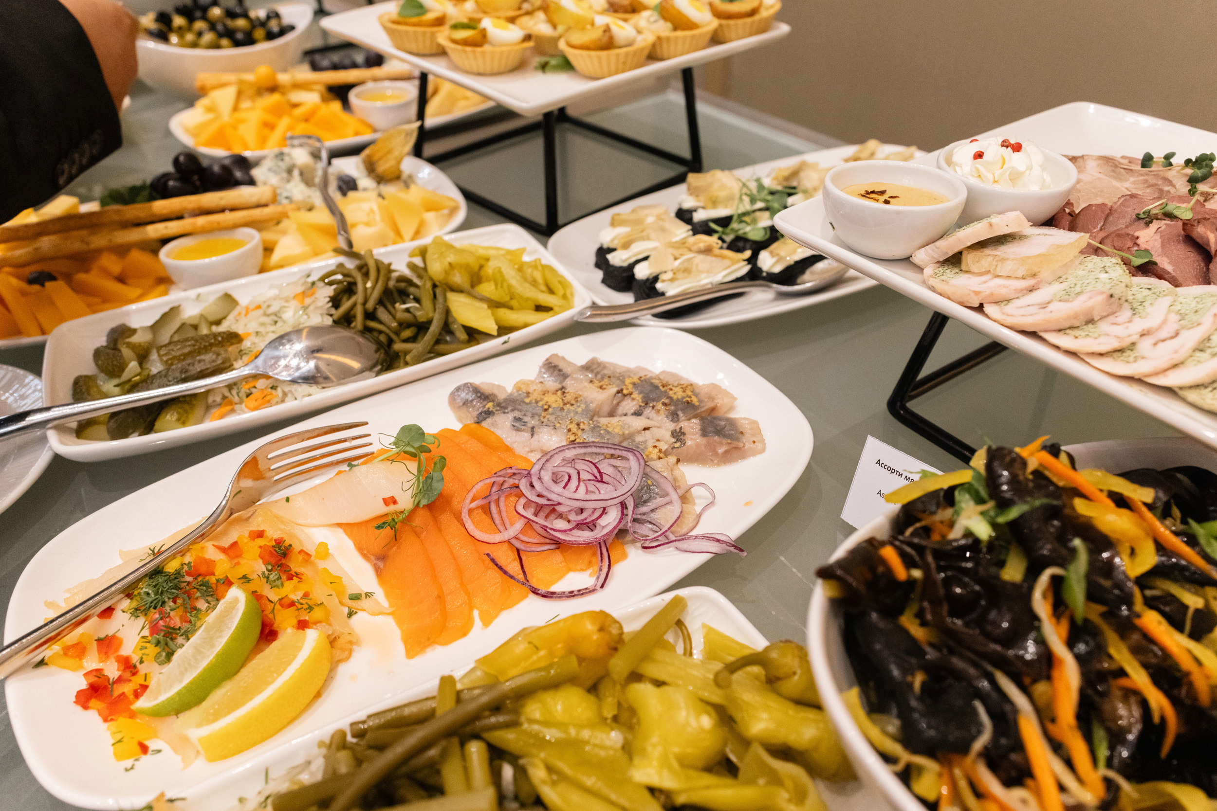Блюда с закусками на фуршетном столе