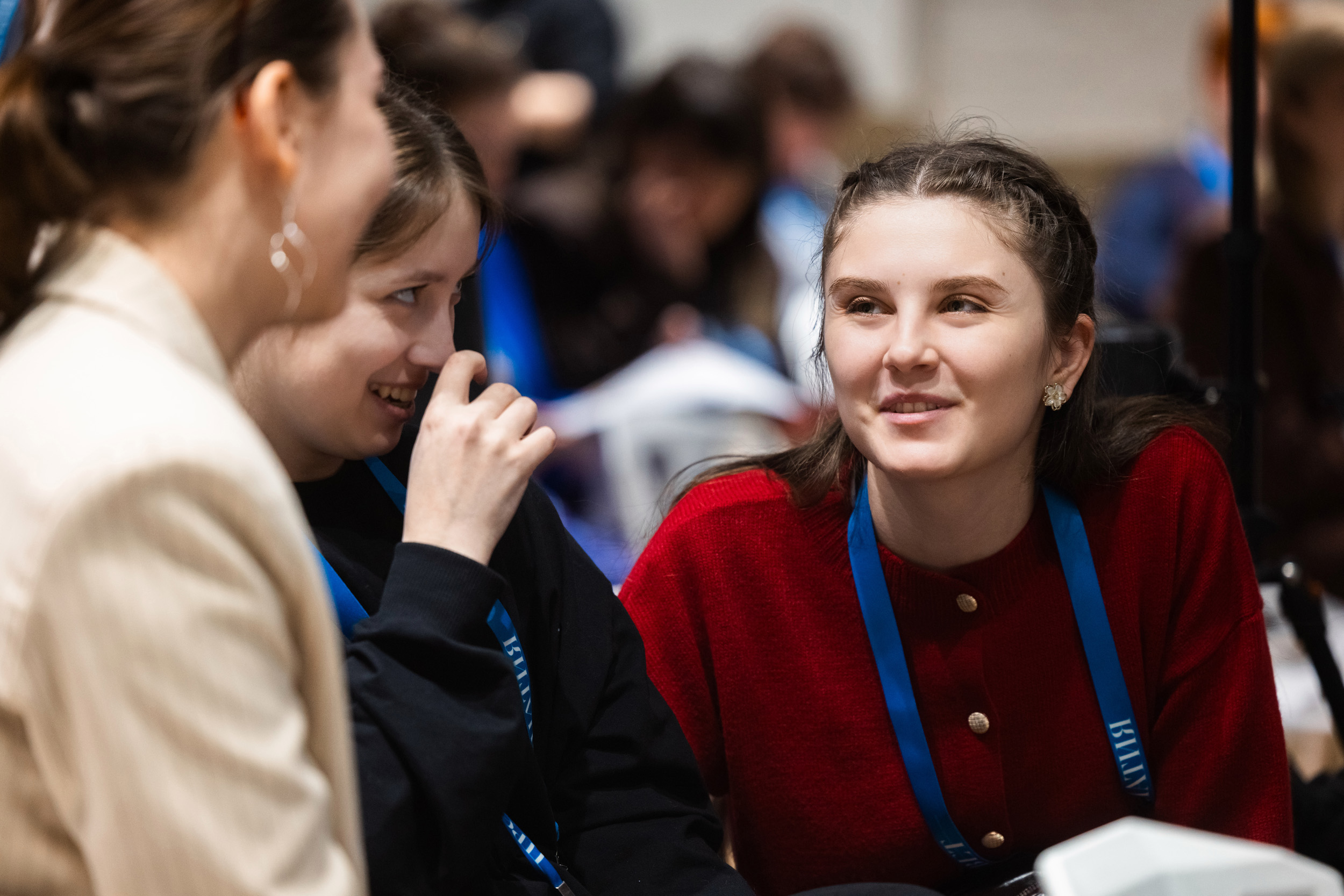 Преподаватели и студенты обсуждают проекты, которые им предстоит защитить. Событийный фотограф в Москве.