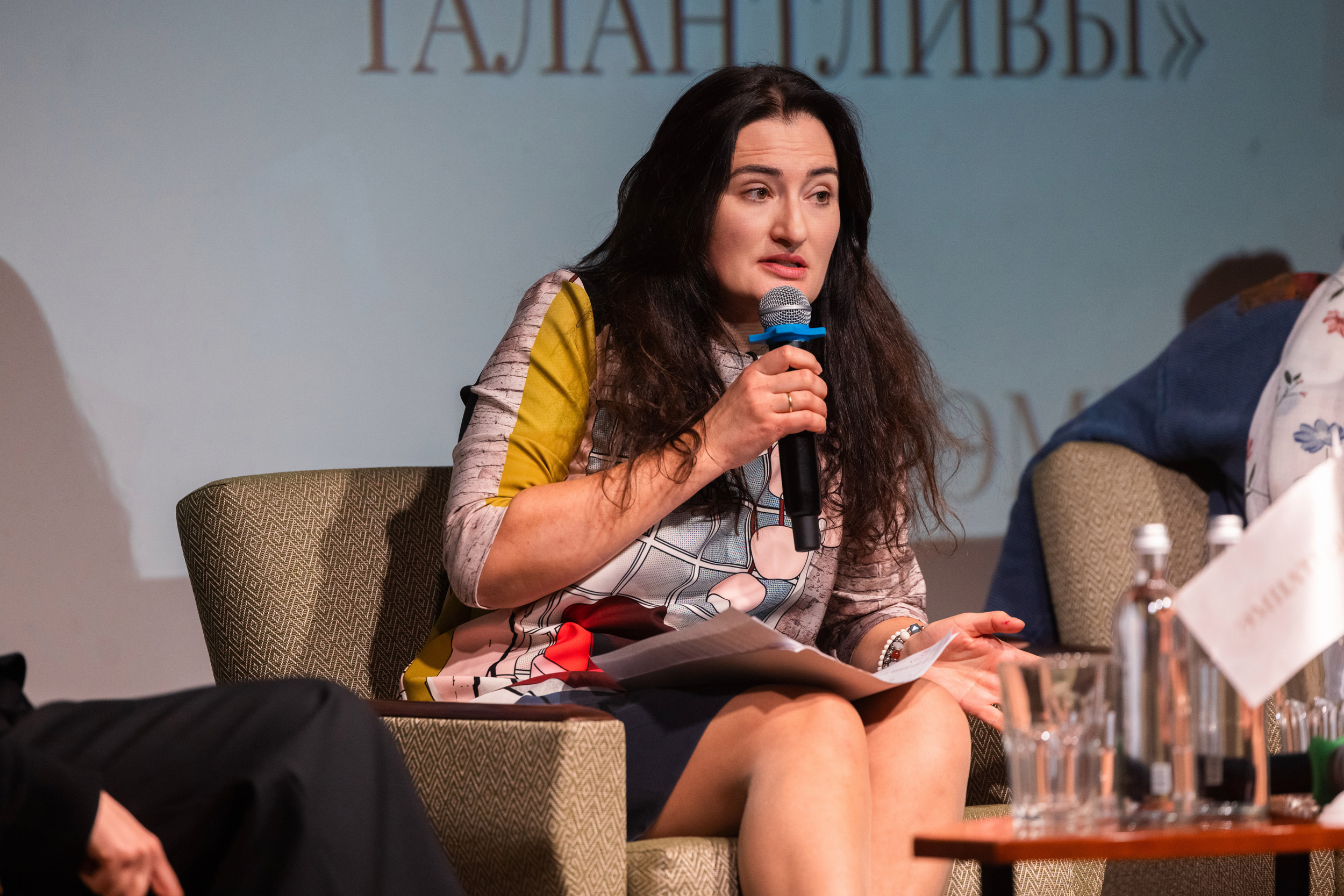 Портрет спикера во время панельной дискуссии. Фотограф на конференцию в Москве.